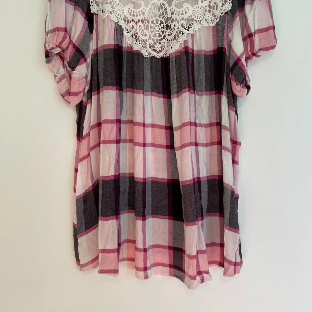 NEW NWT TORRID sz 0 Plus Size Crinkle Gauze Crochet Detail Top Pink Berry Plaid